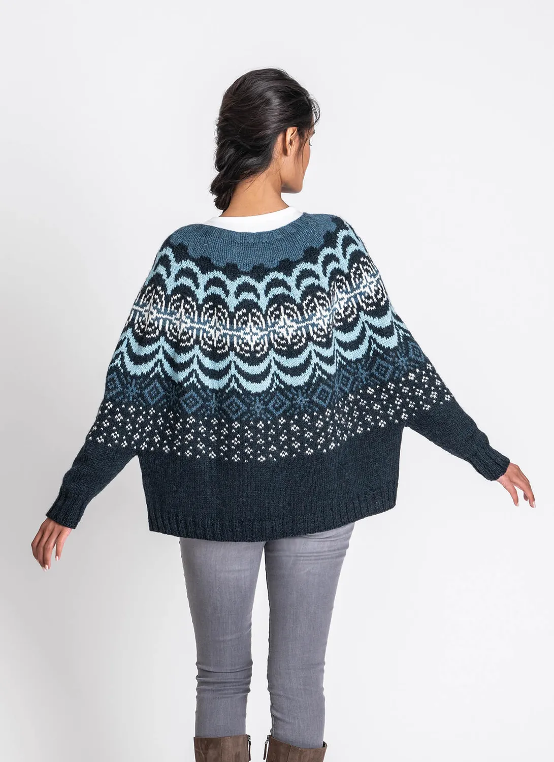 Blue Sky Fibers Supernovae Swoncho Poncho Strickanleitung