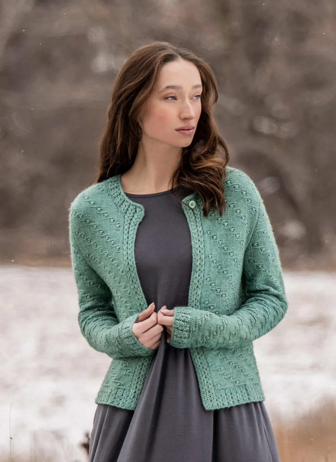 Blue Sky Fibers Ocean Bloom Cardigan Strickanleitung Wellenmuster