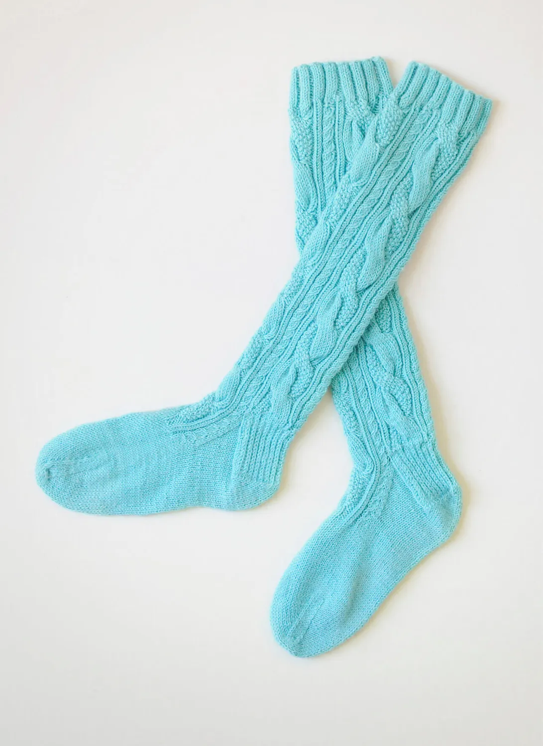 Blue Sky Fibers Cable Cable Cable Socken Strickanleitung Zopf