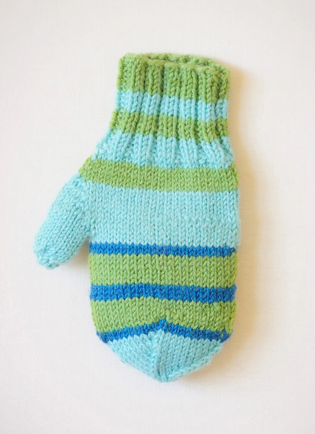 Blue Sky Fibers Little Stripey Hands 9812 Strickanleitung Babyhandschuhe