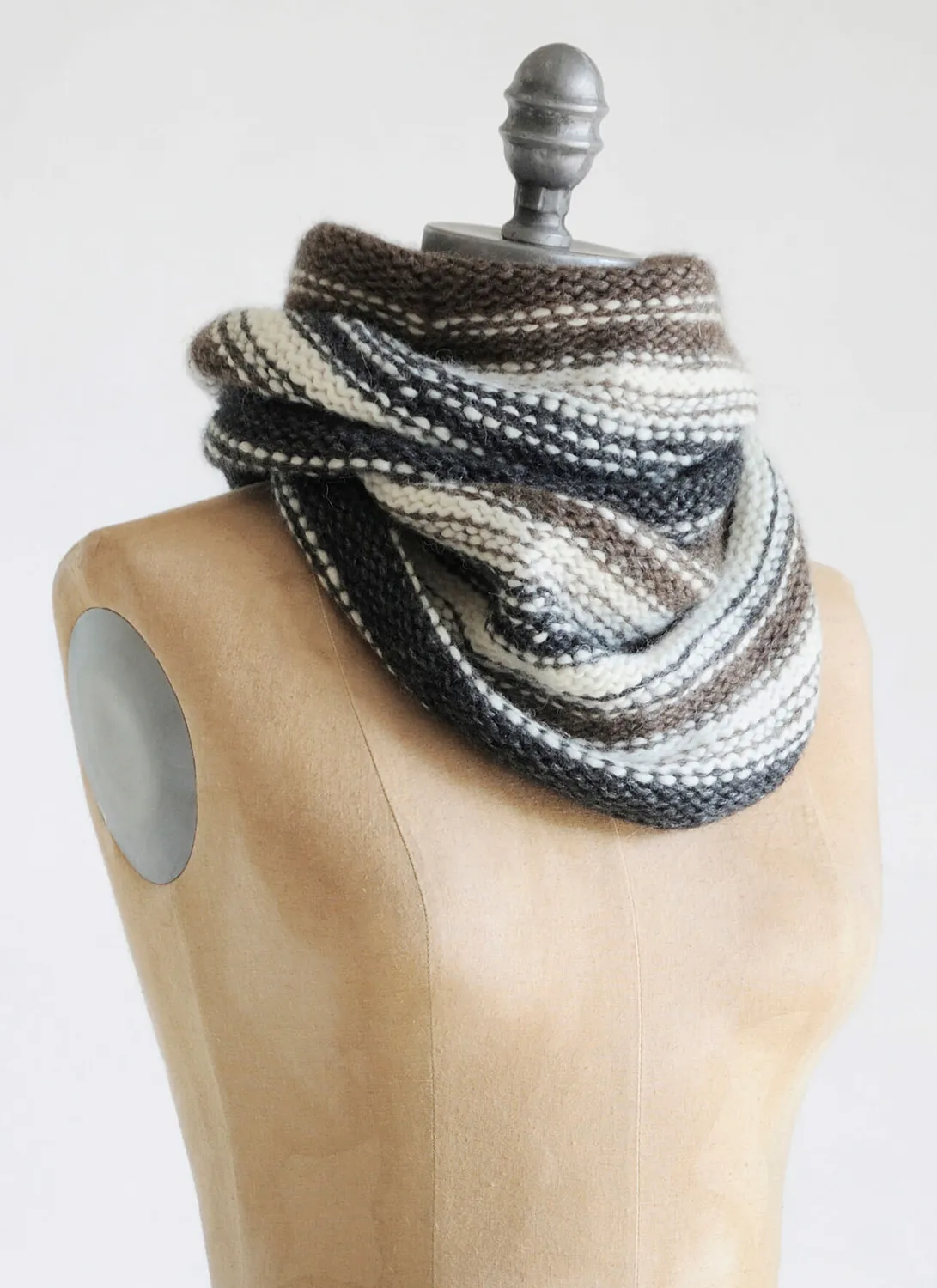 Blue Sky Fibers Shadow Capelet Strickanleitung gratis
