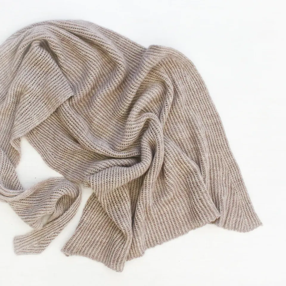 Madelinetosh Peak Scarf Anleitung PDF Schal Zopfrippe