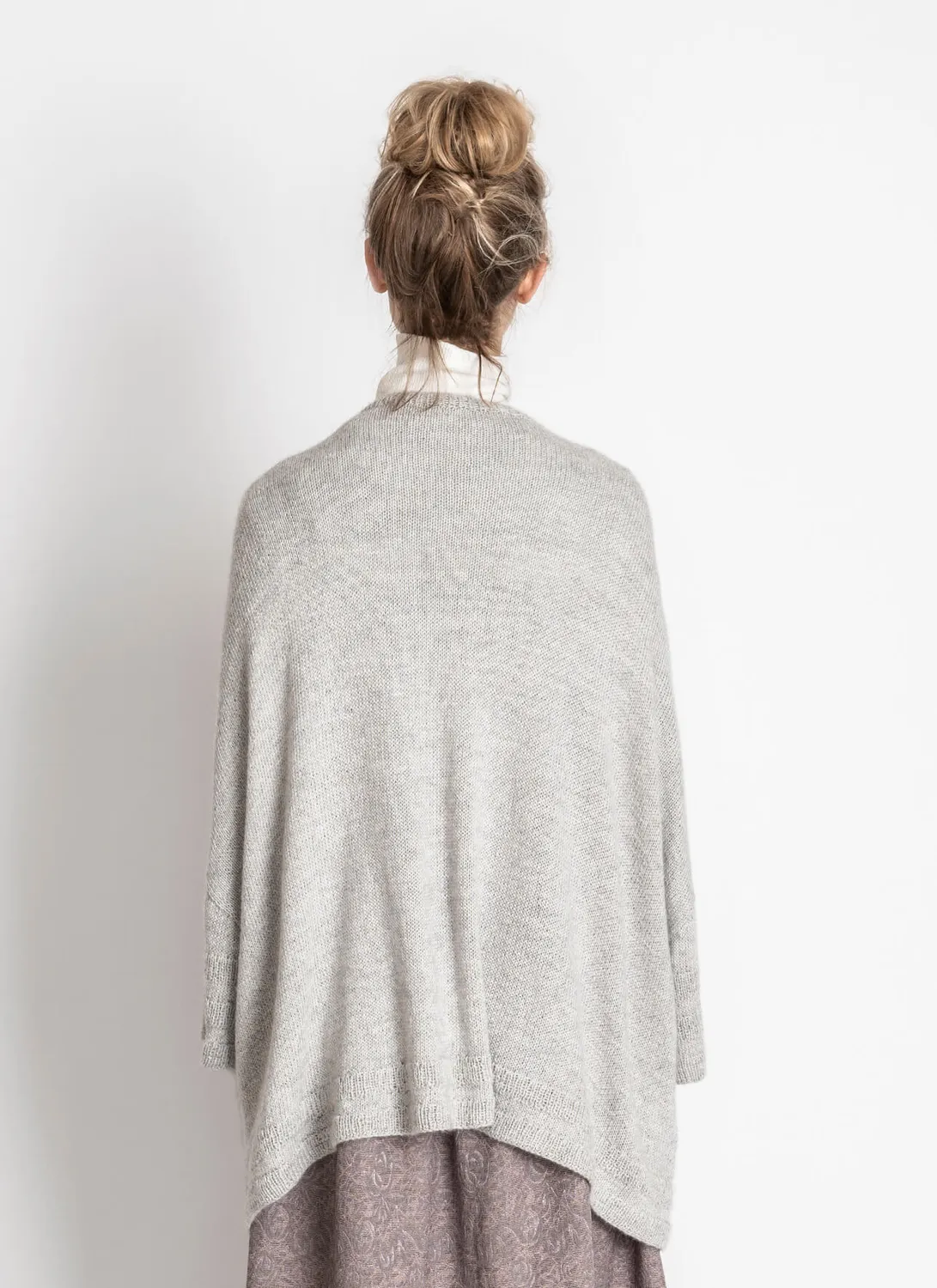 Blue Sky Fibers Celebration Poncho Strickanleitung Metalico Silber