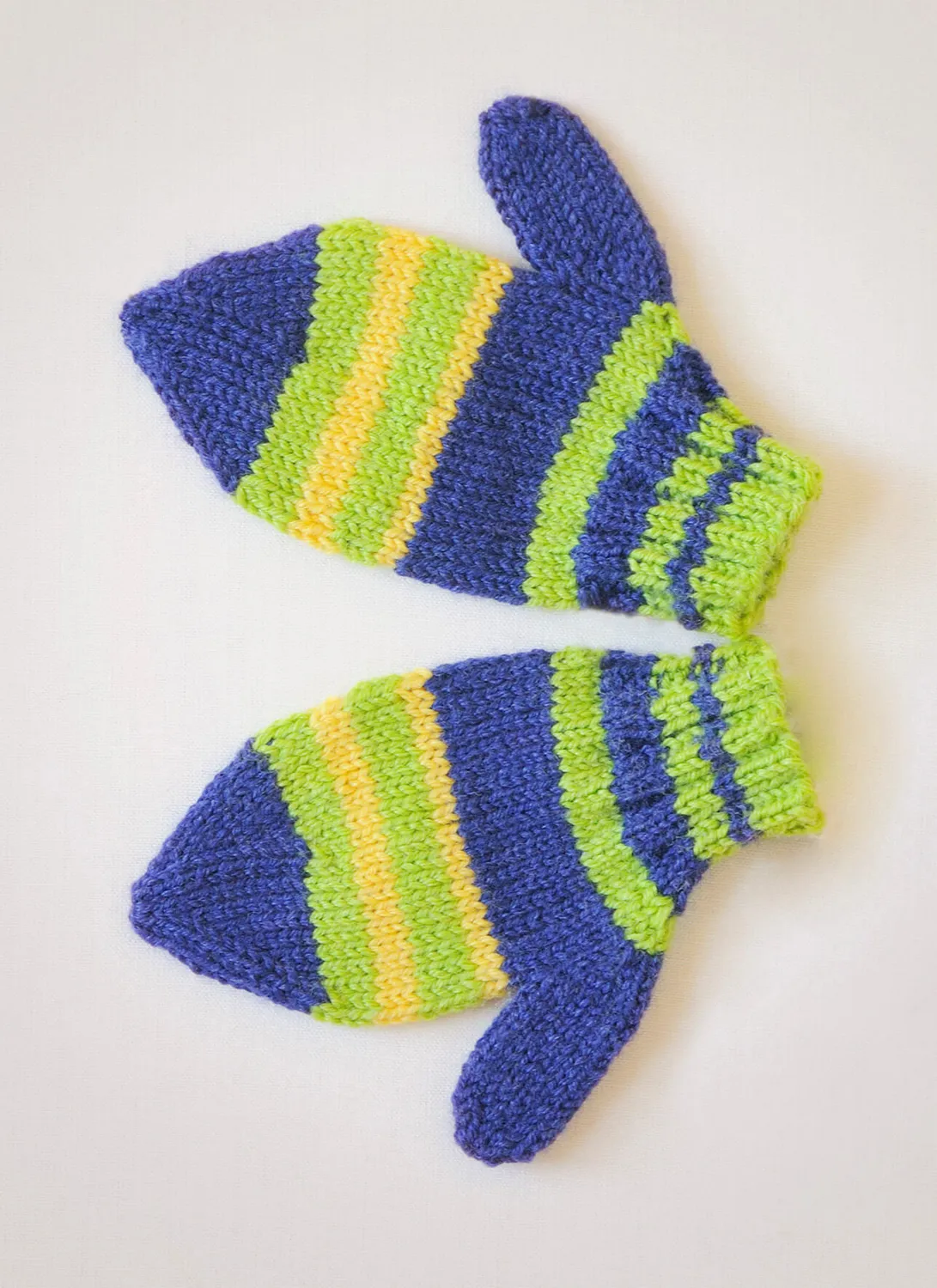 Blue Sky Fibers Little Stripey Hands 9812 Strickanleitung Babyhandschuhe