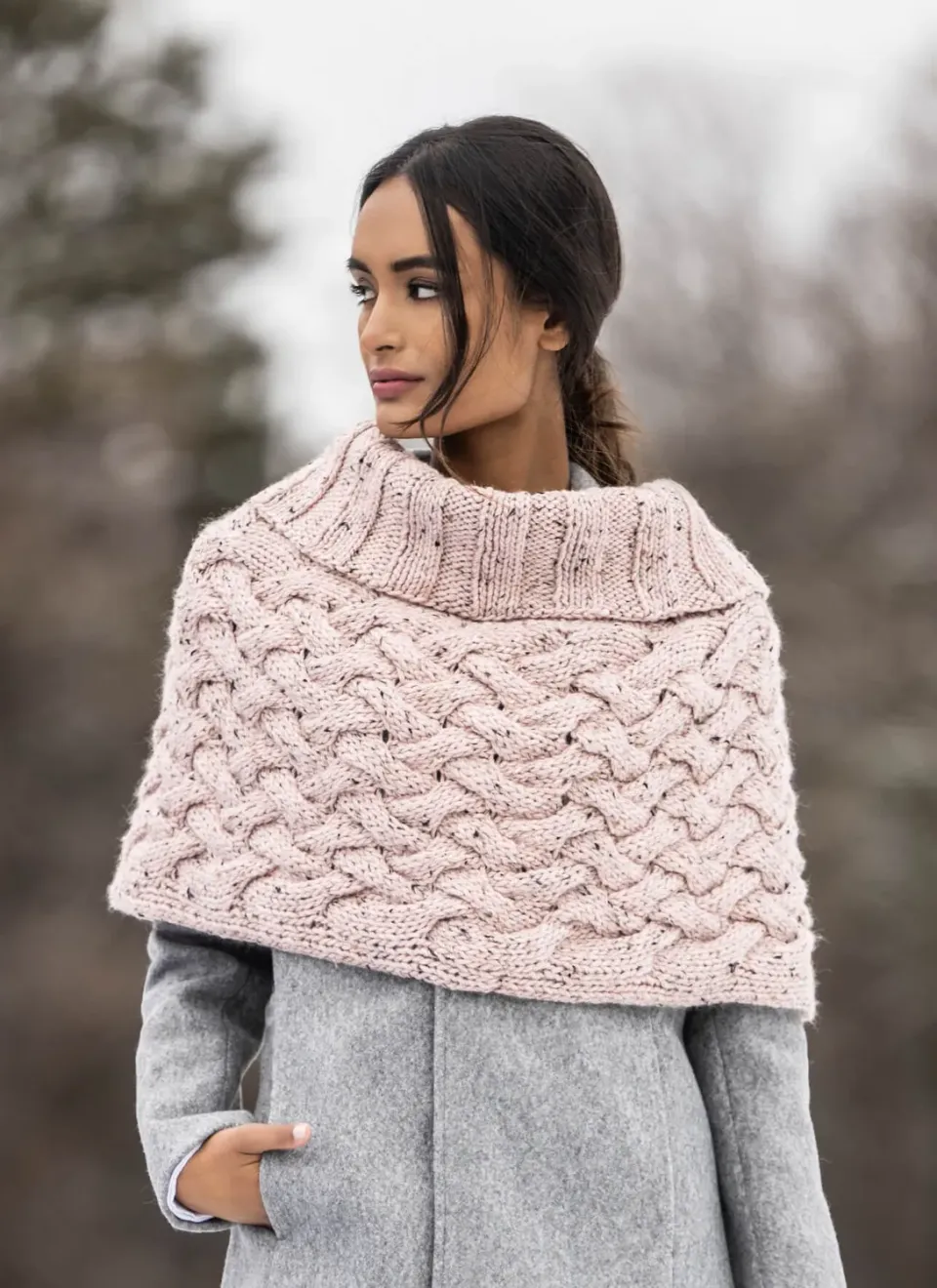 Blue Sky Fibers Classic Ely Capelet Strickanleitung Zopfmuster