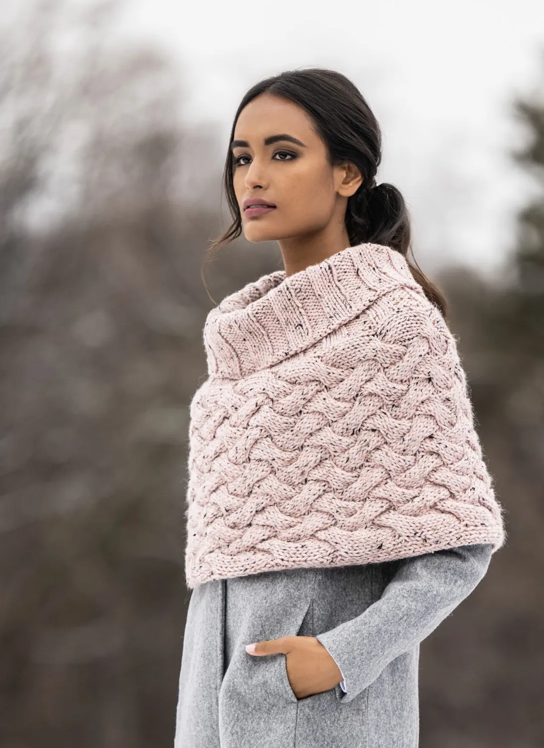 Blue Sky Fibers Classic Ely Capelet Strickanleitung Zopfmuster