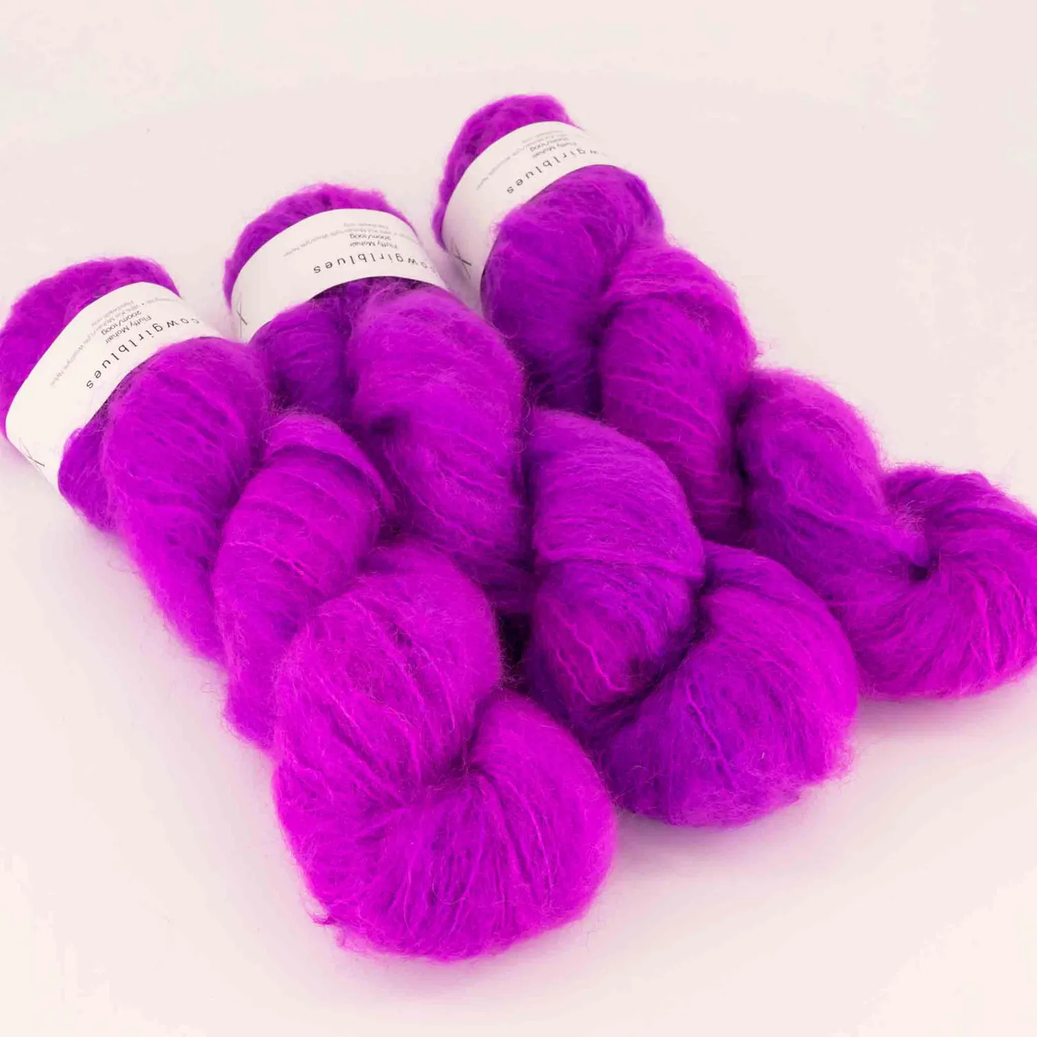 Cowgirlblues Fluffy African Violet Mohairwolle handgefärbt