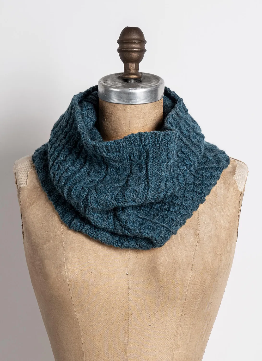 Blue Sky Fibers Chardon Cowl Strickanleitung Zopfmuster