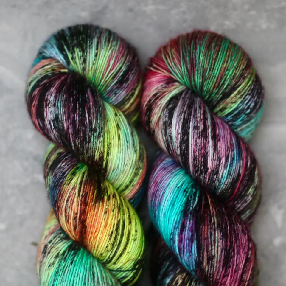 Madelinetosh Woolcycle Sport Wolle Electric Rainbow 300m