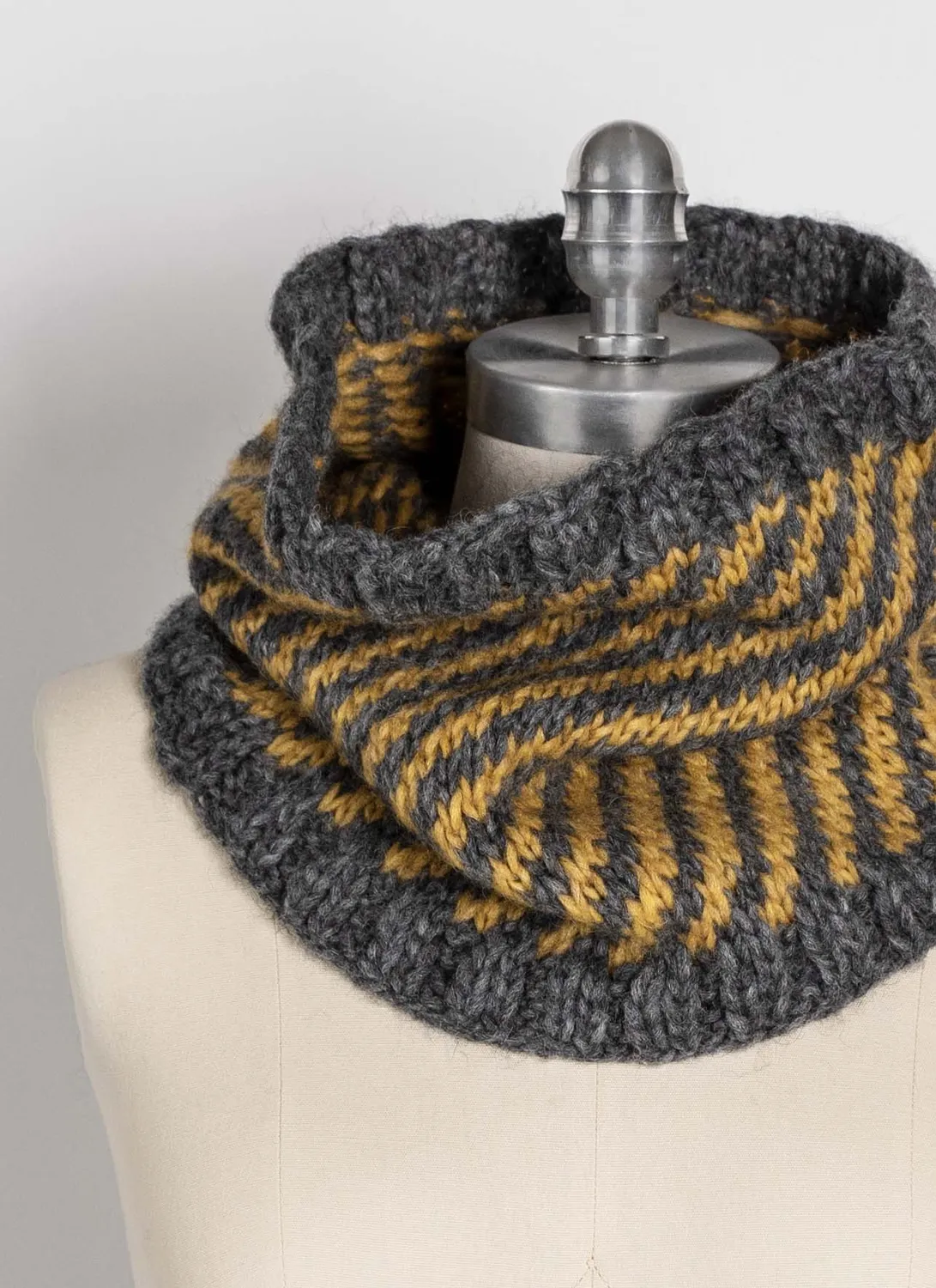 Blue Sky Fibers Classic Series Hilton Head Cowl Strickanleitung 2-farbig