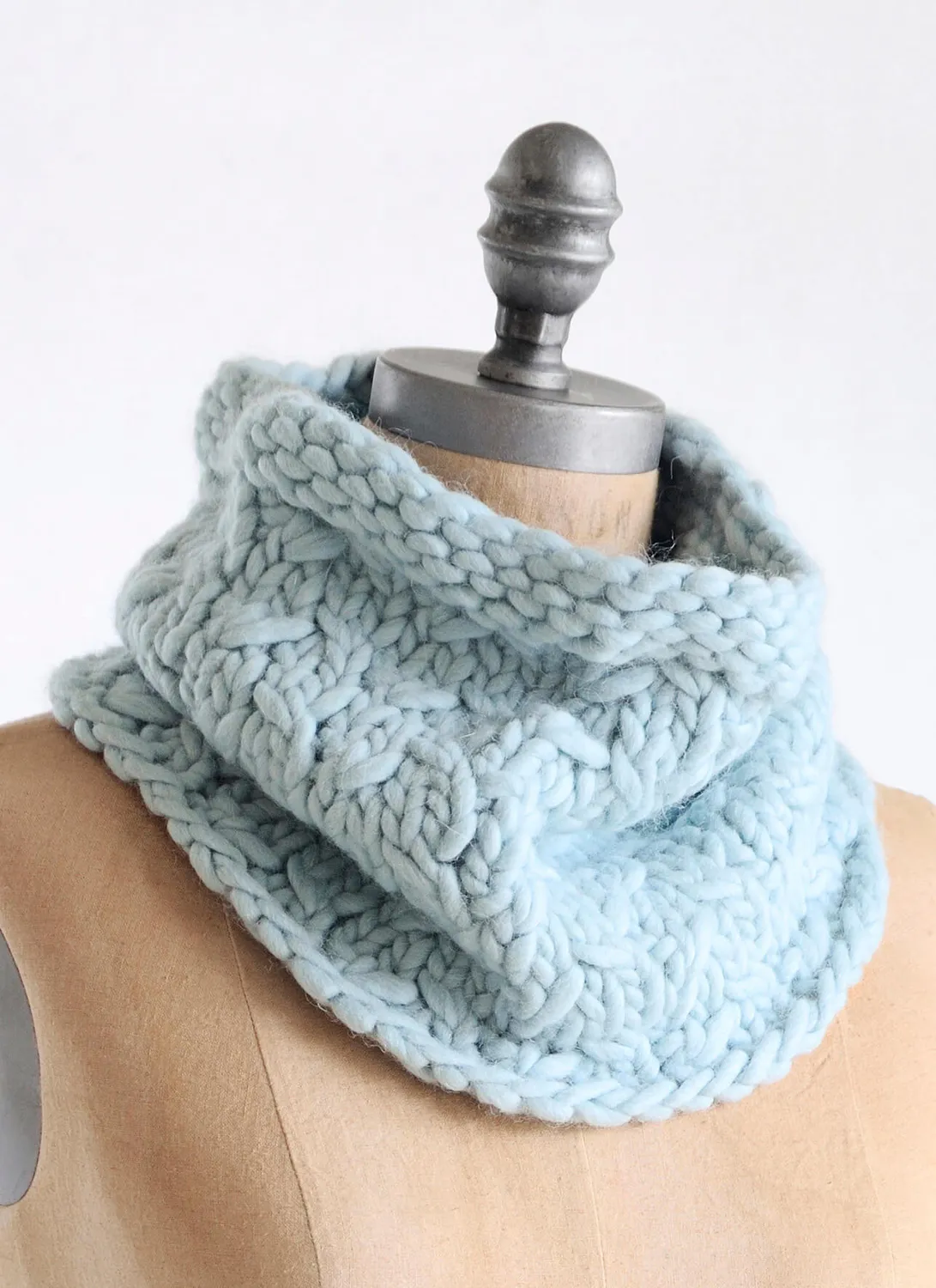 Blue Sky Fibers Frosty Cowl Strickanleitung Loop Zopfmuster