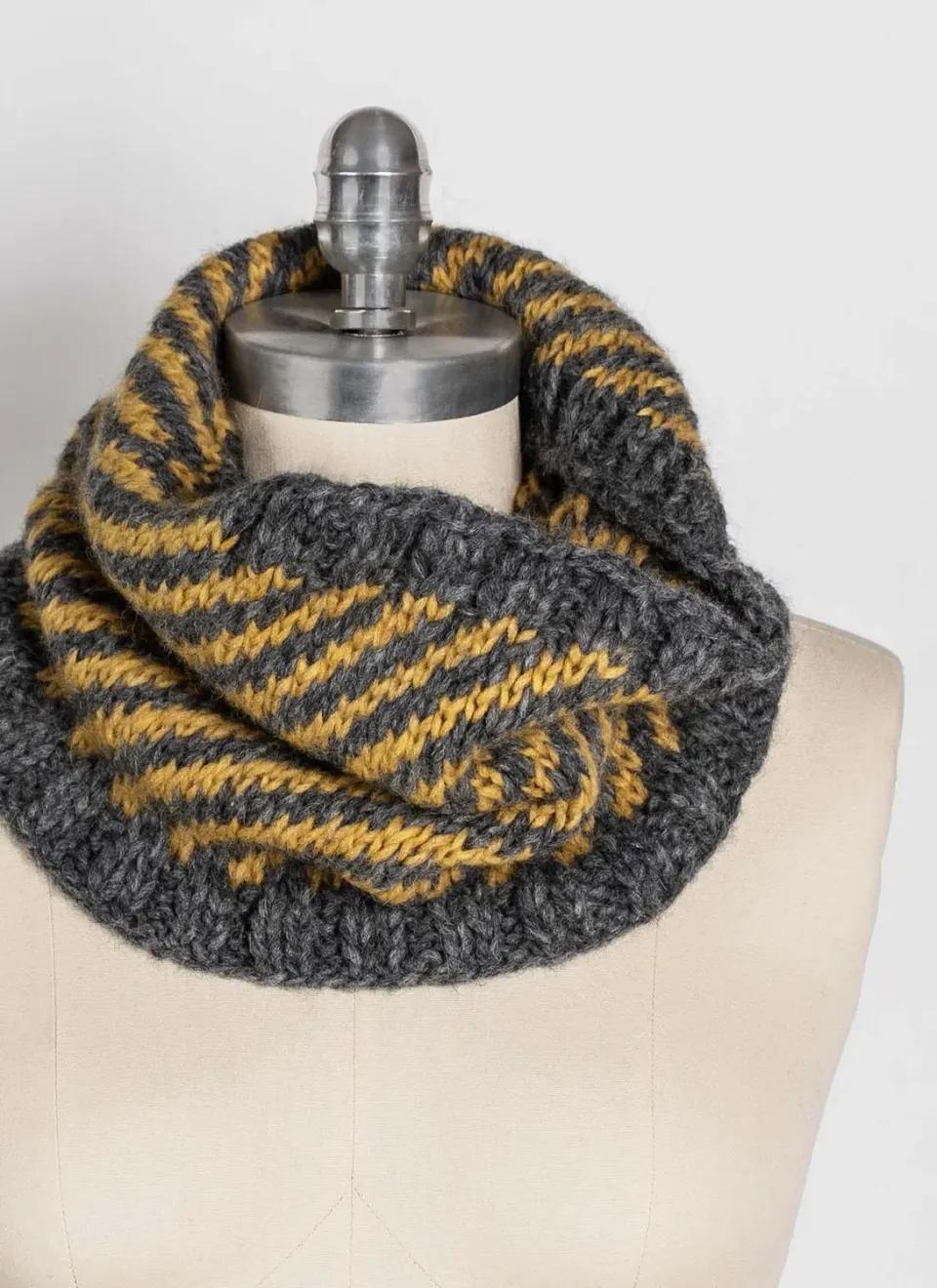 Blue Sky Fibers Classic Series Hilton Head Cowl Strickanleitung 2-farbig