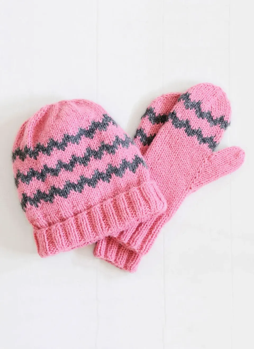 Blue Sky Fibers Zig Zag Mittens & Hat Strickanleitung Set Zickzack