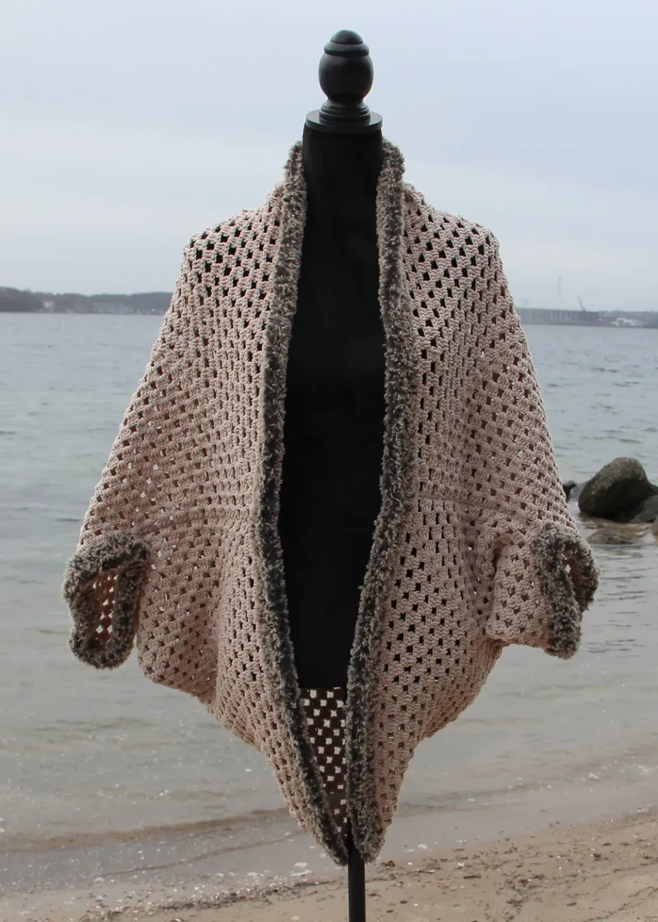 Go Handmade Granny Square Shrug Häkelanleitung 108 cm
