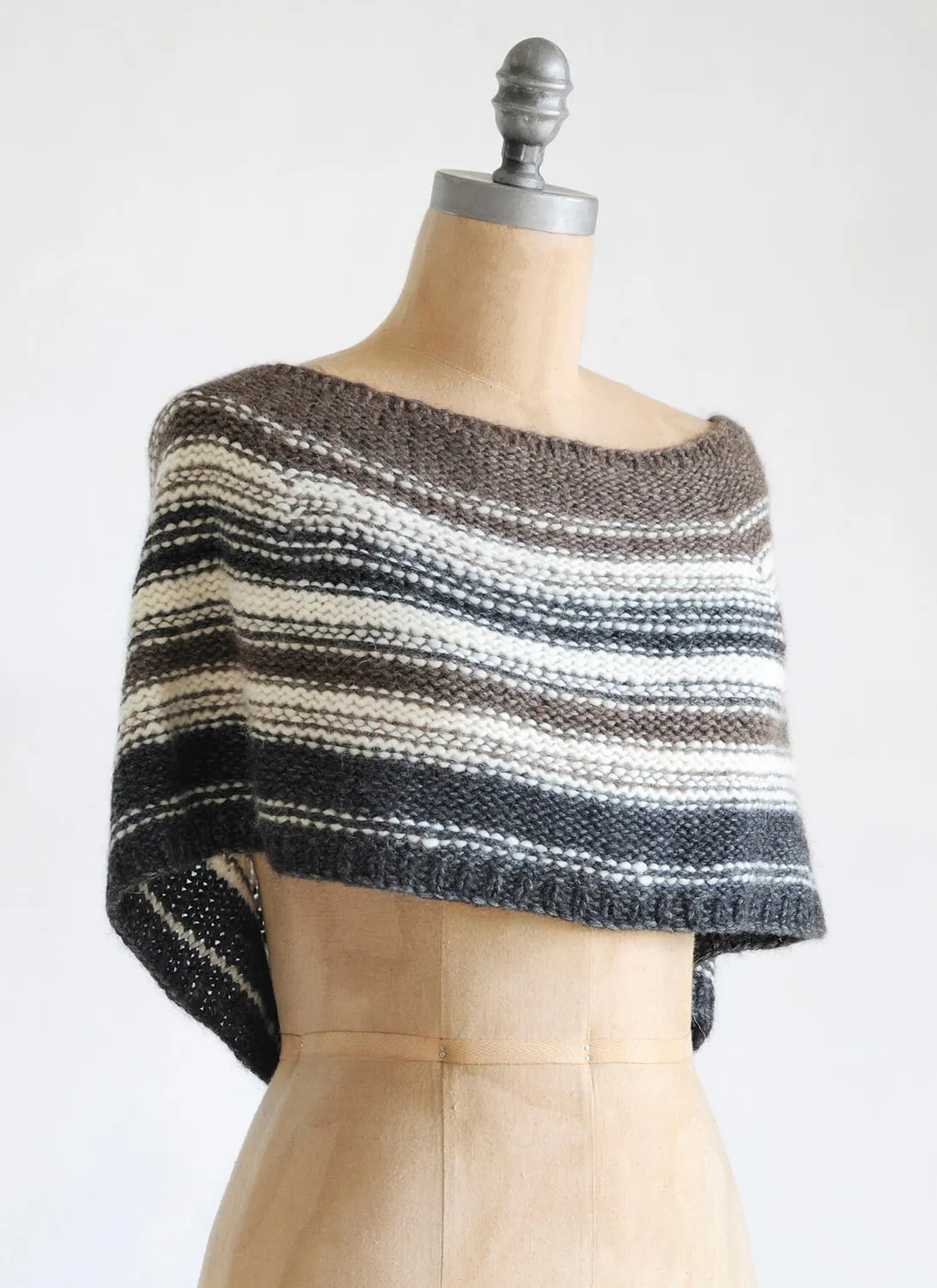 Blue Sky Fibers Shadow Capelet Strickanleitung gratis