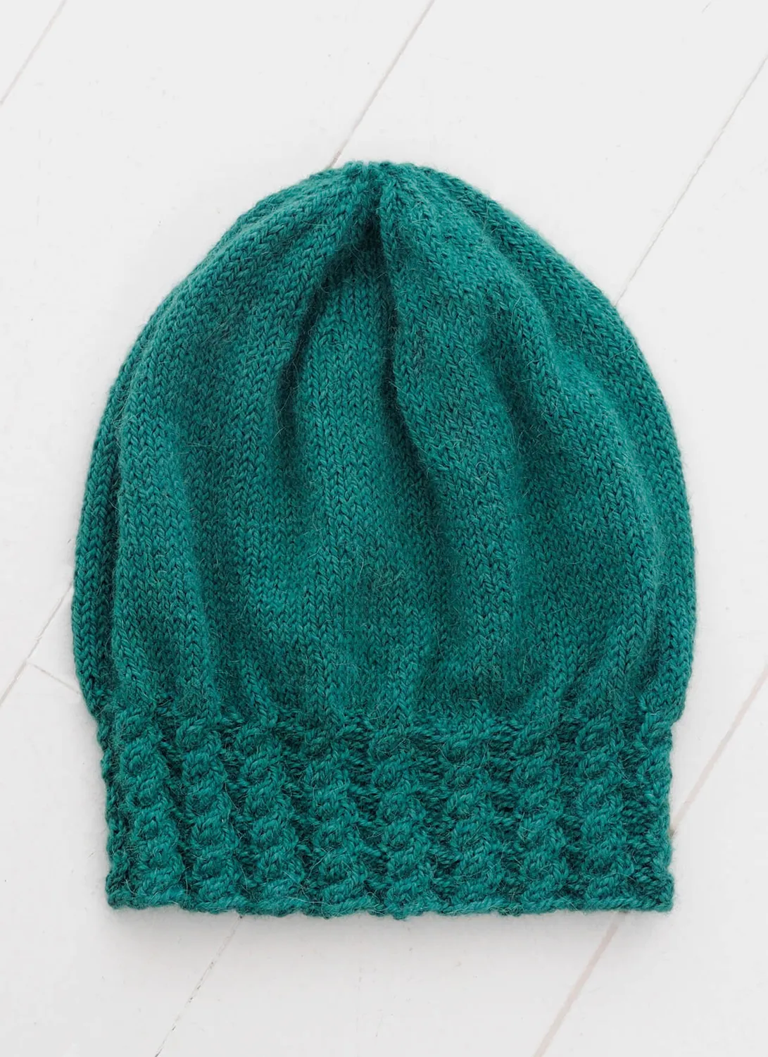 Blue Sky Fibers Cabled Slouch Mütze Strickanleitung