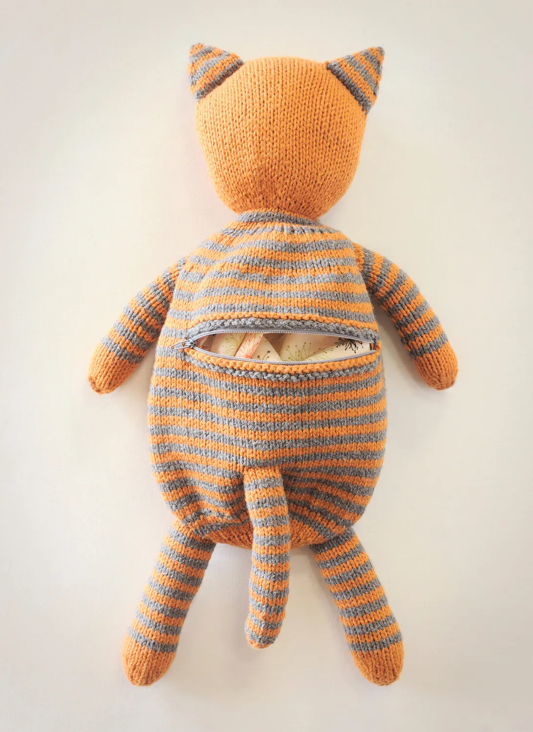 Blue Sky Fibers Classic Series Cat’s Pajamas 9528 Strickanleitung Katze mit Tasche
