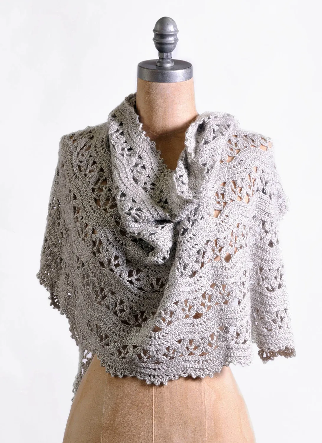 Blue Sky Fibers Classic Daisy Wrap 2600 Häkelanleitung Wellenmuster