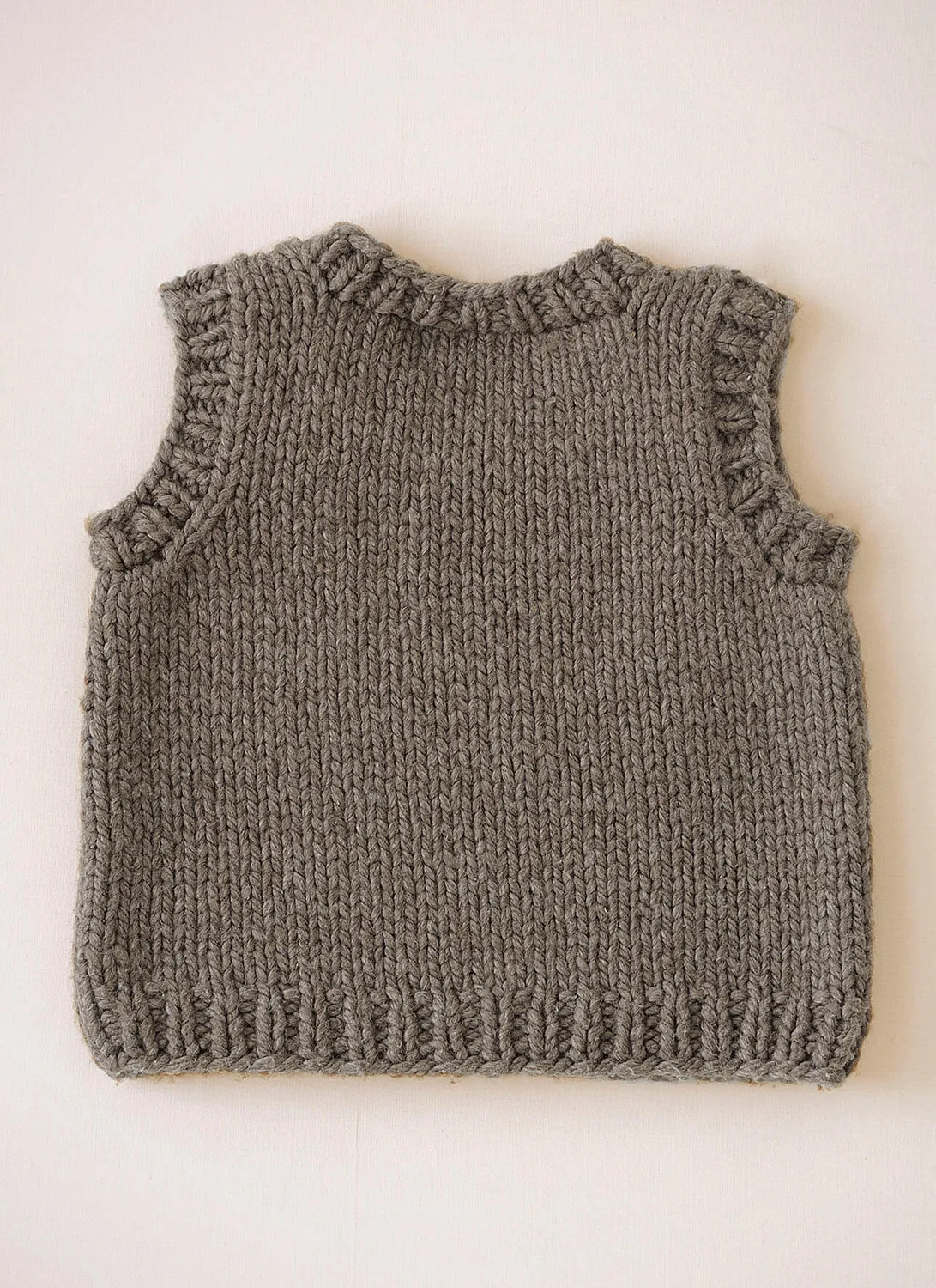 Blue Sky Fibers Classic Series Li’l Man Vest Strickanleitung Kinder